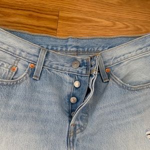 Levi’s straight cropped light wash jean